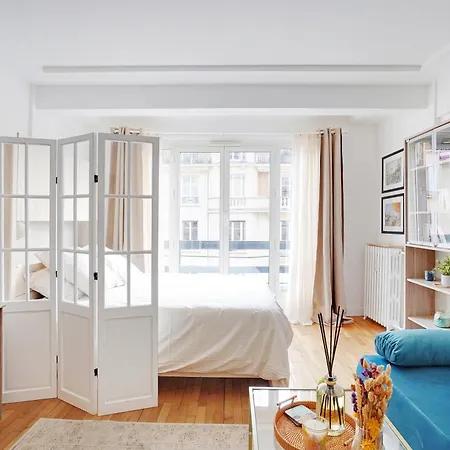 Parisian Charm Porte Maillot דירה